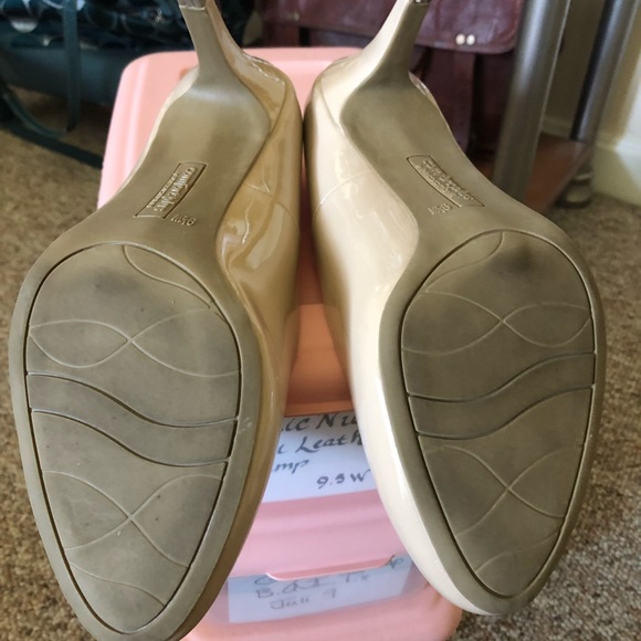 9.5 W Classic Nude Patent Leather Pump - Picture 4 of 4